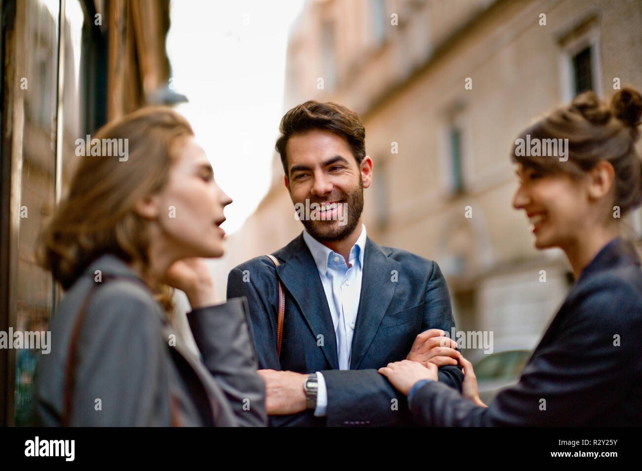 Glückliche junge Kollegen eine Pause vom Büro aus. Stockfoto