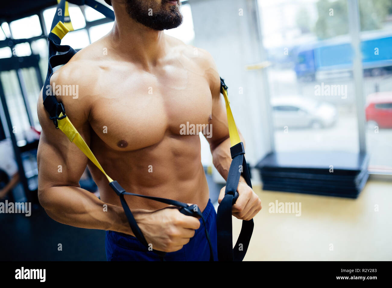 Kaukasische mann Trainieren mit TRX Suspension Training Stockfoto