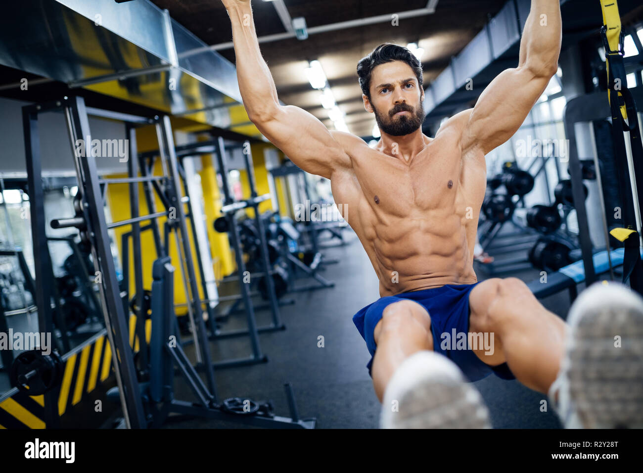 Kaukasische mann Trainieren mit TRX Suspension Training Stockfoto