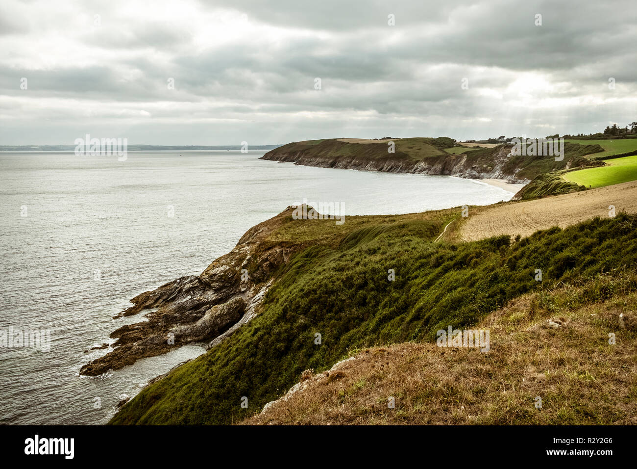Blick entlang der Ozean Küste, Landzungen und Buchten, Klippen und Landschaft abfallende Wasser. Stockfoto