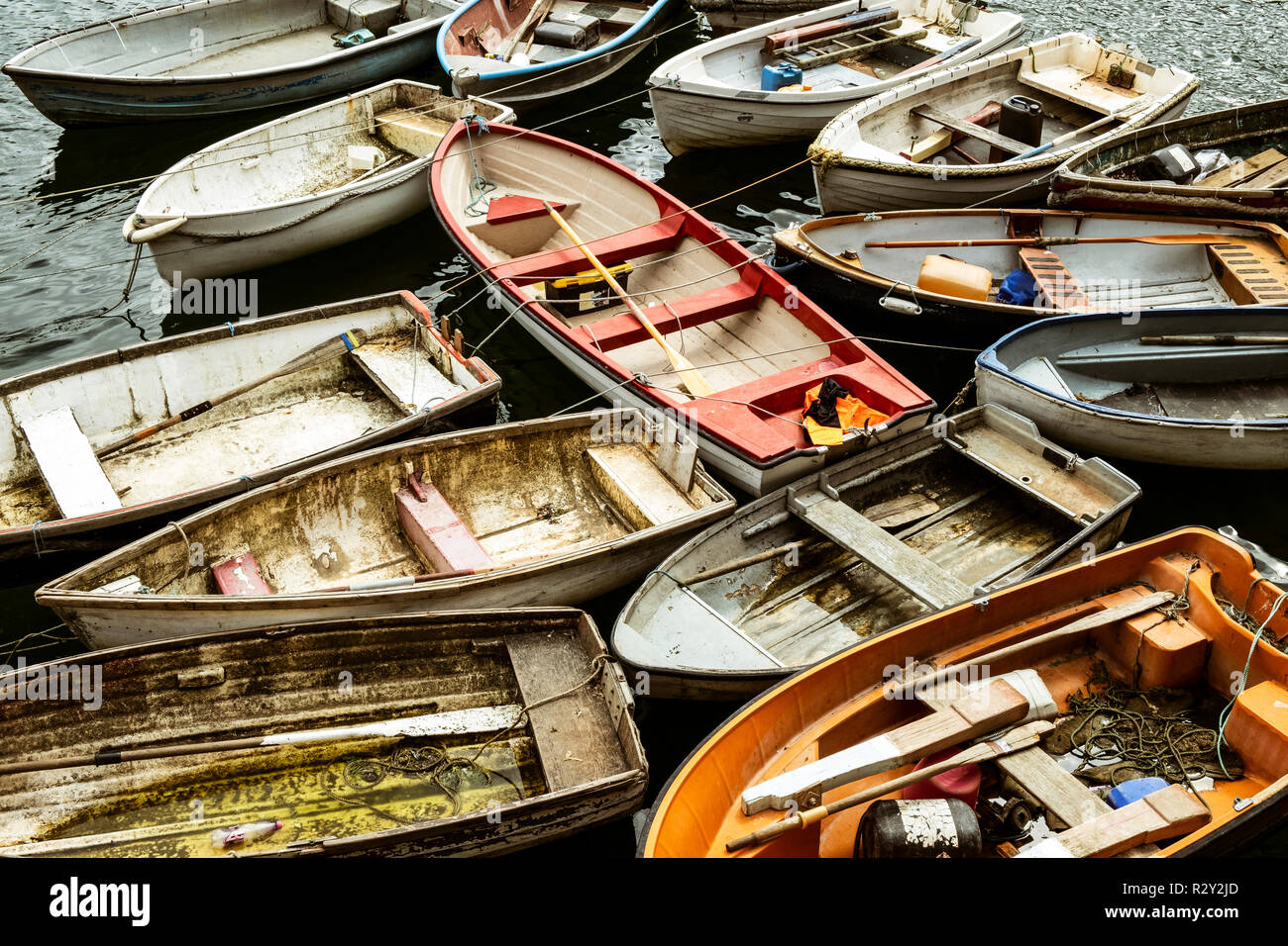Kleine hölzerne Ruderboote günstig auf langen Linien in einem Hafen, zusammen verpackt werden. Stockfoto