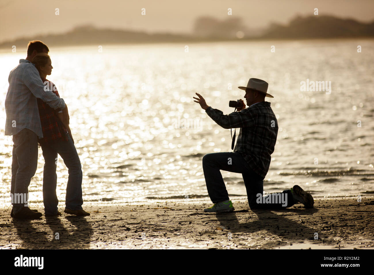 Junge Paare haben einen Fotografie Portrait Session am Strand. Stockfoto