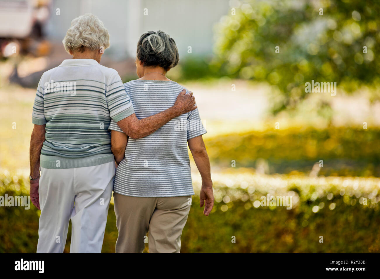 Ältere Frau gehen mit ihren Arm um ihre Freundin. Stockfoto