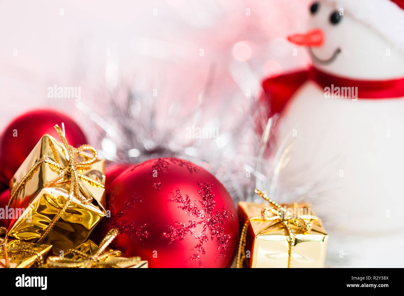 Frohe Weihnachten Neujahr Schneemann Geschenke In Gold Boxen Und Rote Kugeln Auf Weissem Hintergrund Stockfotografie Alamy