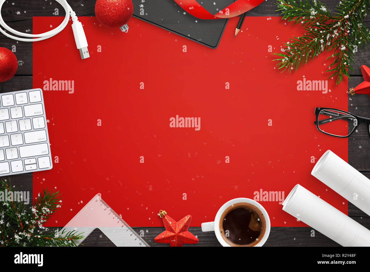 Tech Geräte und Weihnachtsschmuck auf deks. Rot Tischdecke im Hintergrund mit kopieren. Projekt papers, Tasse Kaffee, Tastatur, USB-Kabel, gla Stockfoto