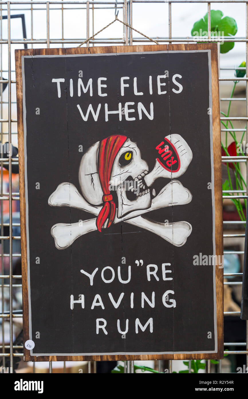 Die Zeit vergeht, wenn Sie im November an einem Marktstand am Gloucester Quays Victorian Christmas Market, Gloucester, Gloucestershire, eine Rumtafel haben Stockfoto