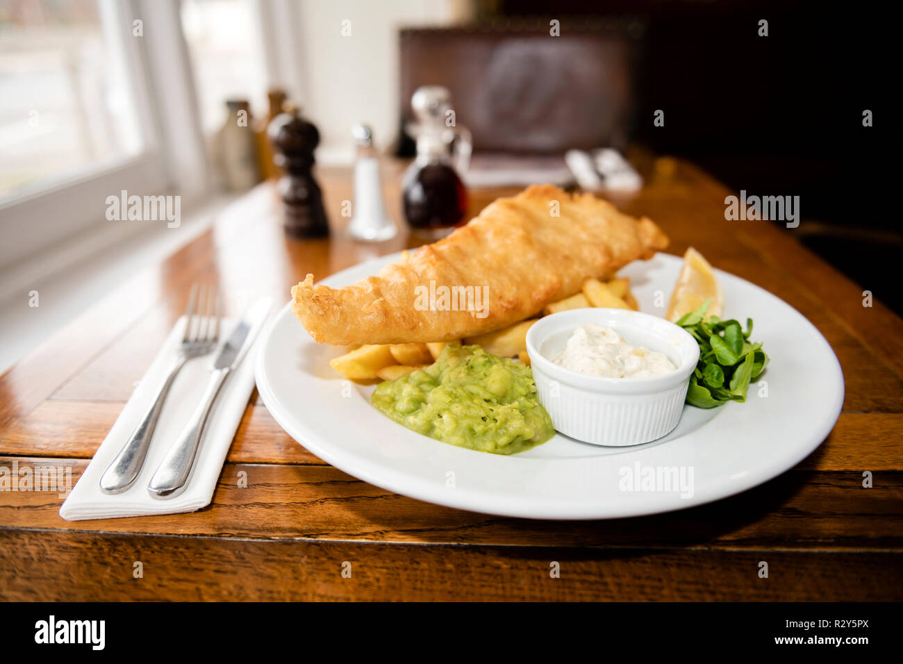 Pub essen, UK. Fish & Chips zum Mittagessen in einem Gasthaus. Stockfoto