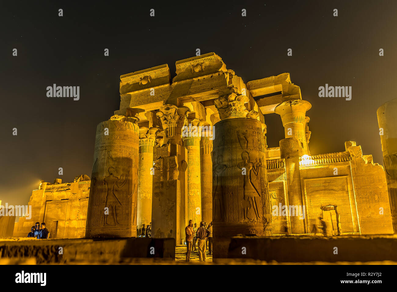 Touristen den Besuch der Tempel von Kom Ombo bei Nacht, Ägypten, 23. Oktober 2018 Stockfoto