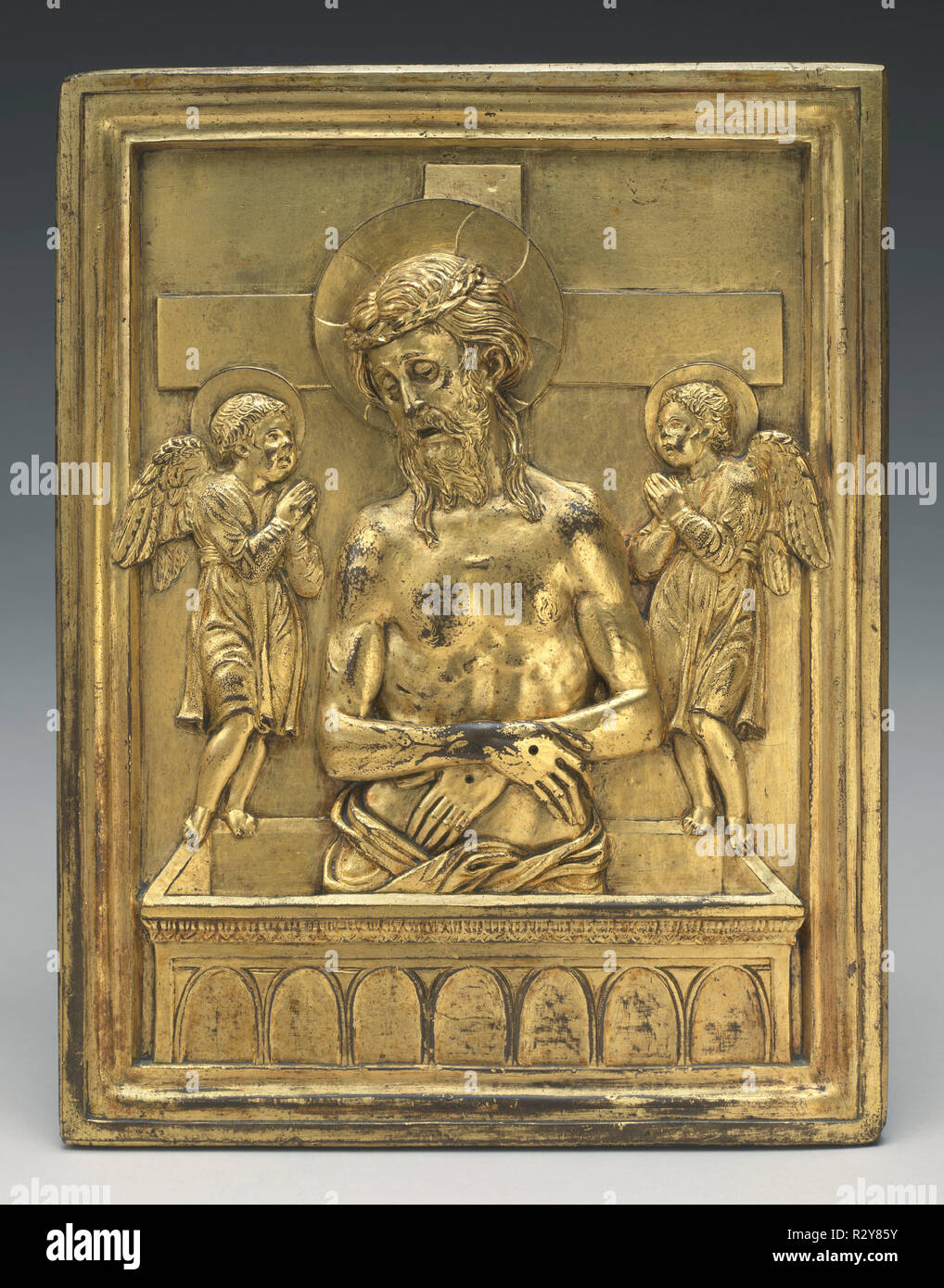 Der tote Christus mit zwei Engel. Maße: gesamt: 23,8 x 18,2 cm (9 3/8 x 7 3/16 in.) Brutto Gewicht: 1655gr. Medium: vergoldeter Bronze. Museum: Nationalgalerie, Washington DC. Autor: Bartolomeo Bellano. Stockfoto