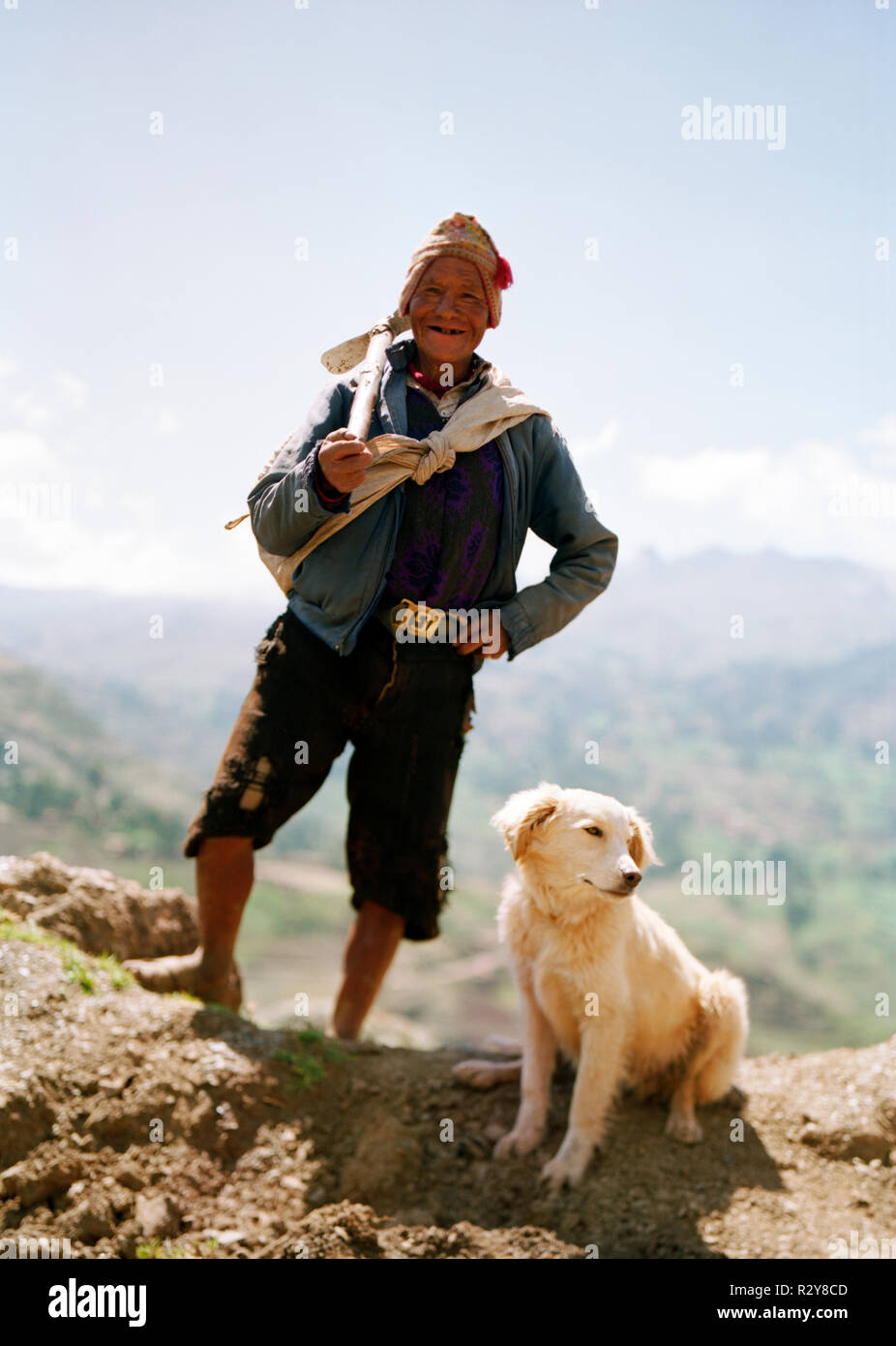 Ländliche Arbeitnehmer und sein Hund Stockfoto