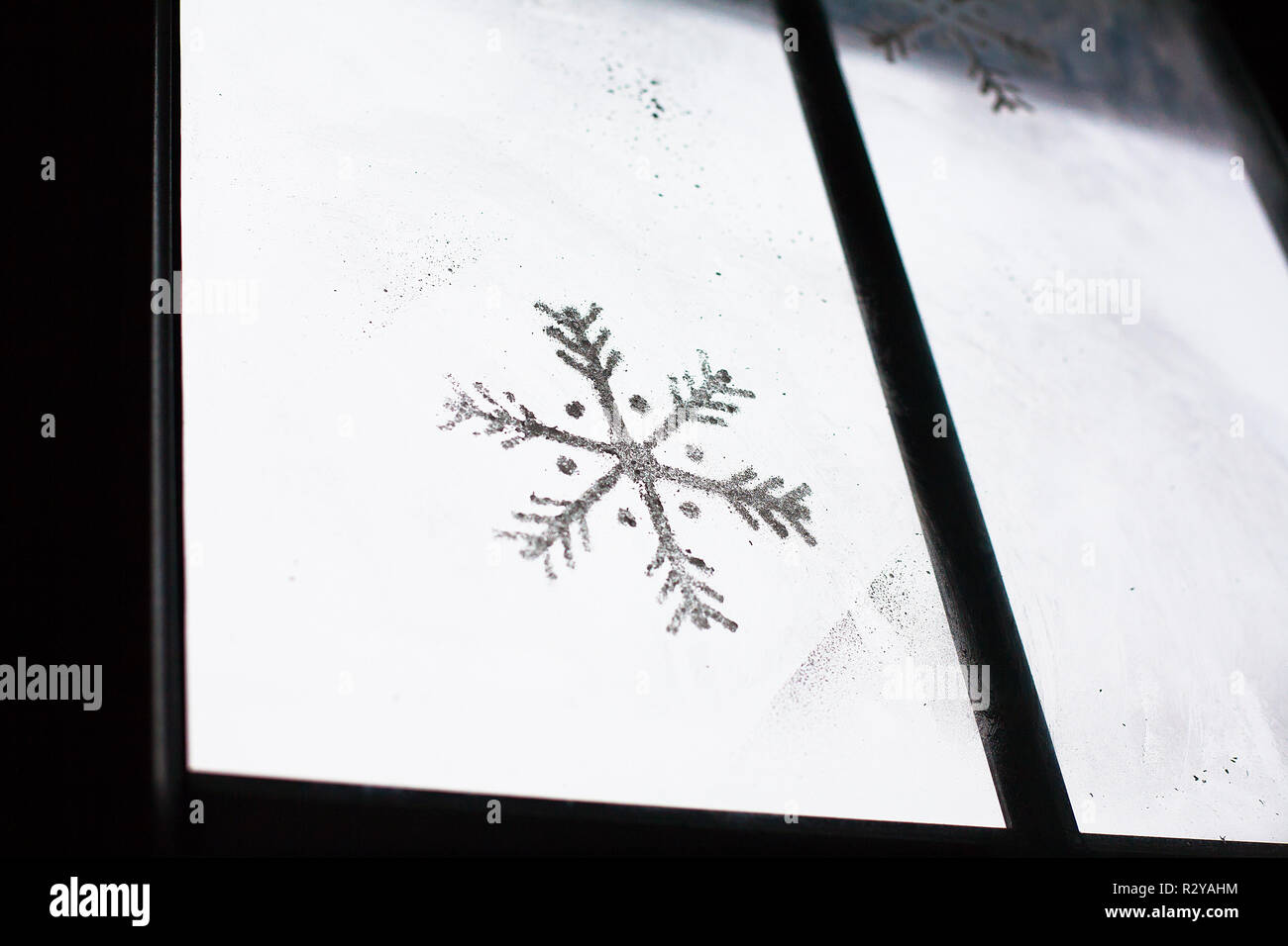 Wunderschön bemalte Schneeflocke auf dem Fenster. Stockfoto