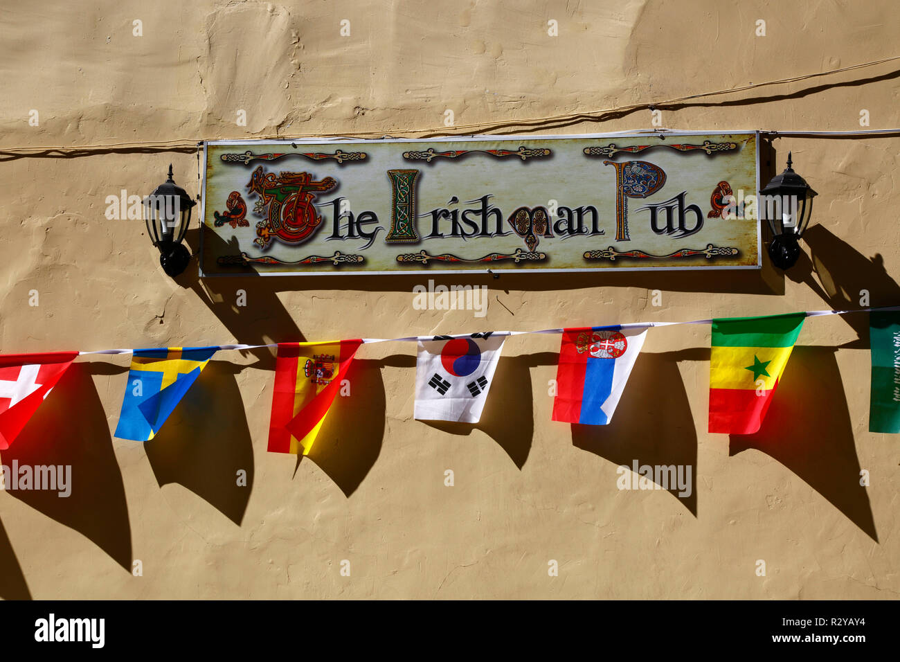 Der Ire Irish Pub unterzeichnen und internationale Flaggen der teilnehmenden Teams der WM 2018, La Paz, Bolivien Stockfoto