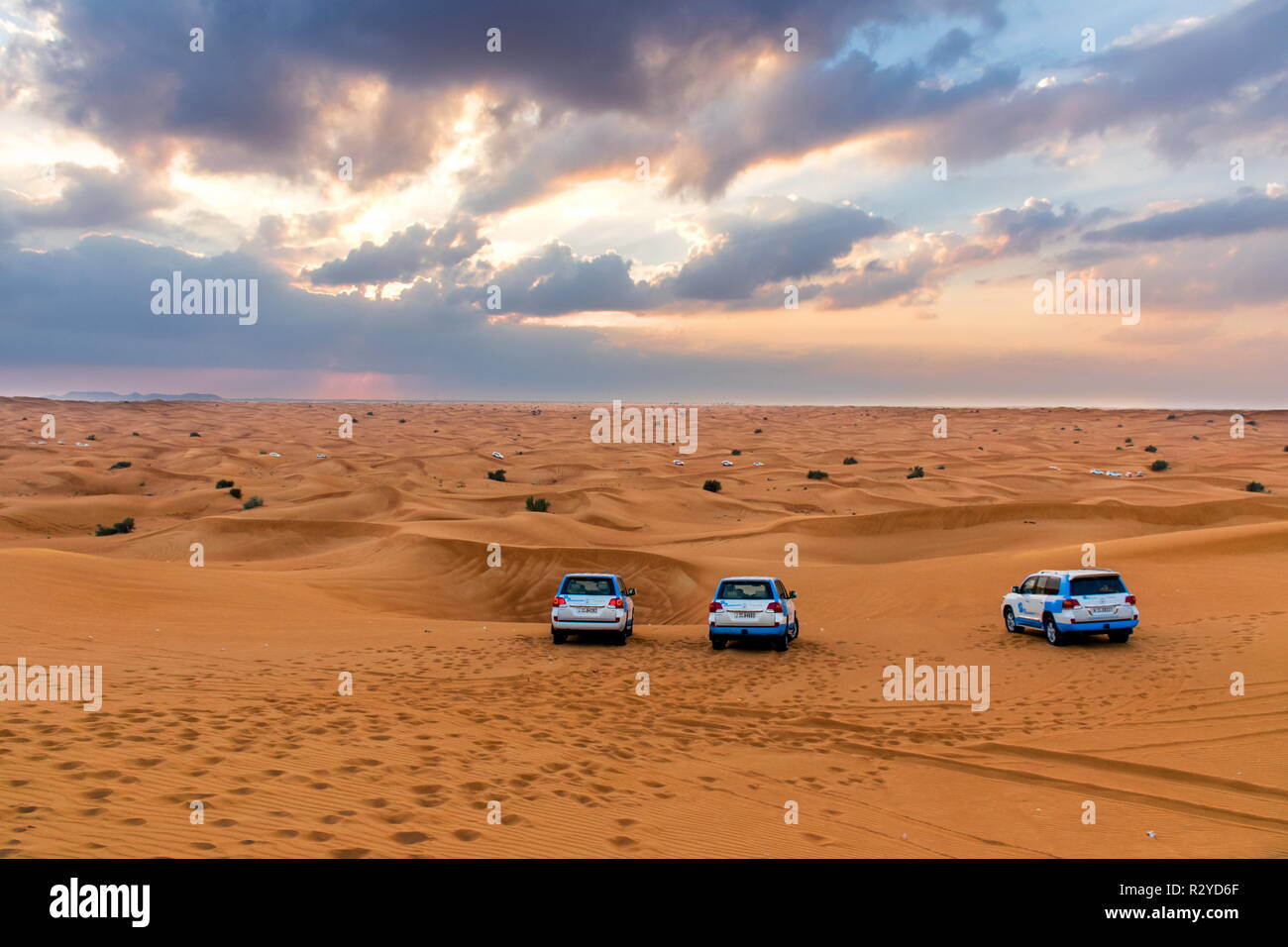 ABU DHABI, VAE - Februar 01: Wüste in Dubai, Vereinigte Arabische Emirate Safari. Dune Bashing mit einem 4x4 Wagen ist eine sehr beliebte Aktivität. Stockfoto