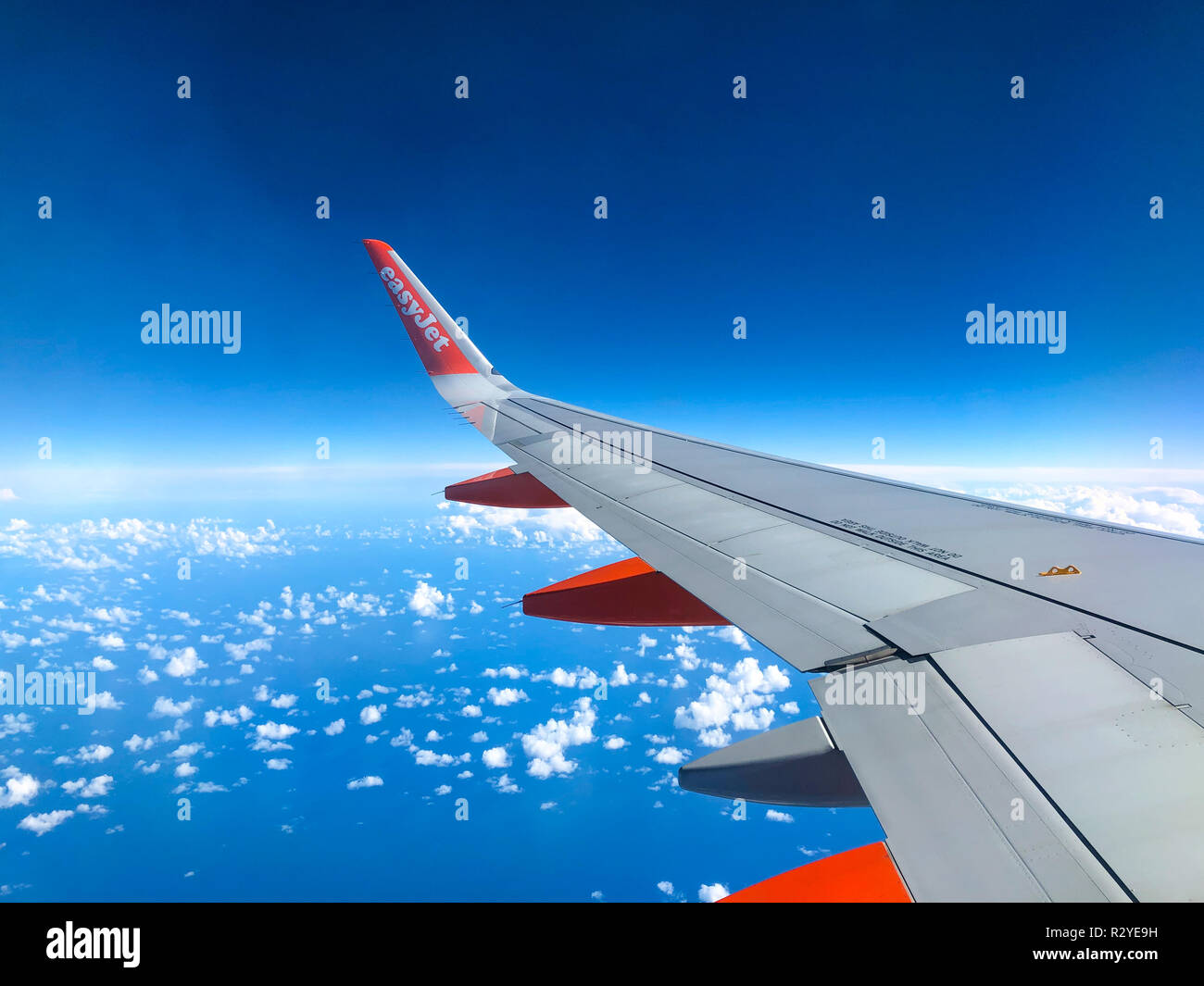 Teneriffa, Kanarische Inseln, Spanien - November 2018: Easyjet Logo auf flugzeugflügel von Easyjet Flugzeug über den Atlantik fliegen Stockfoto