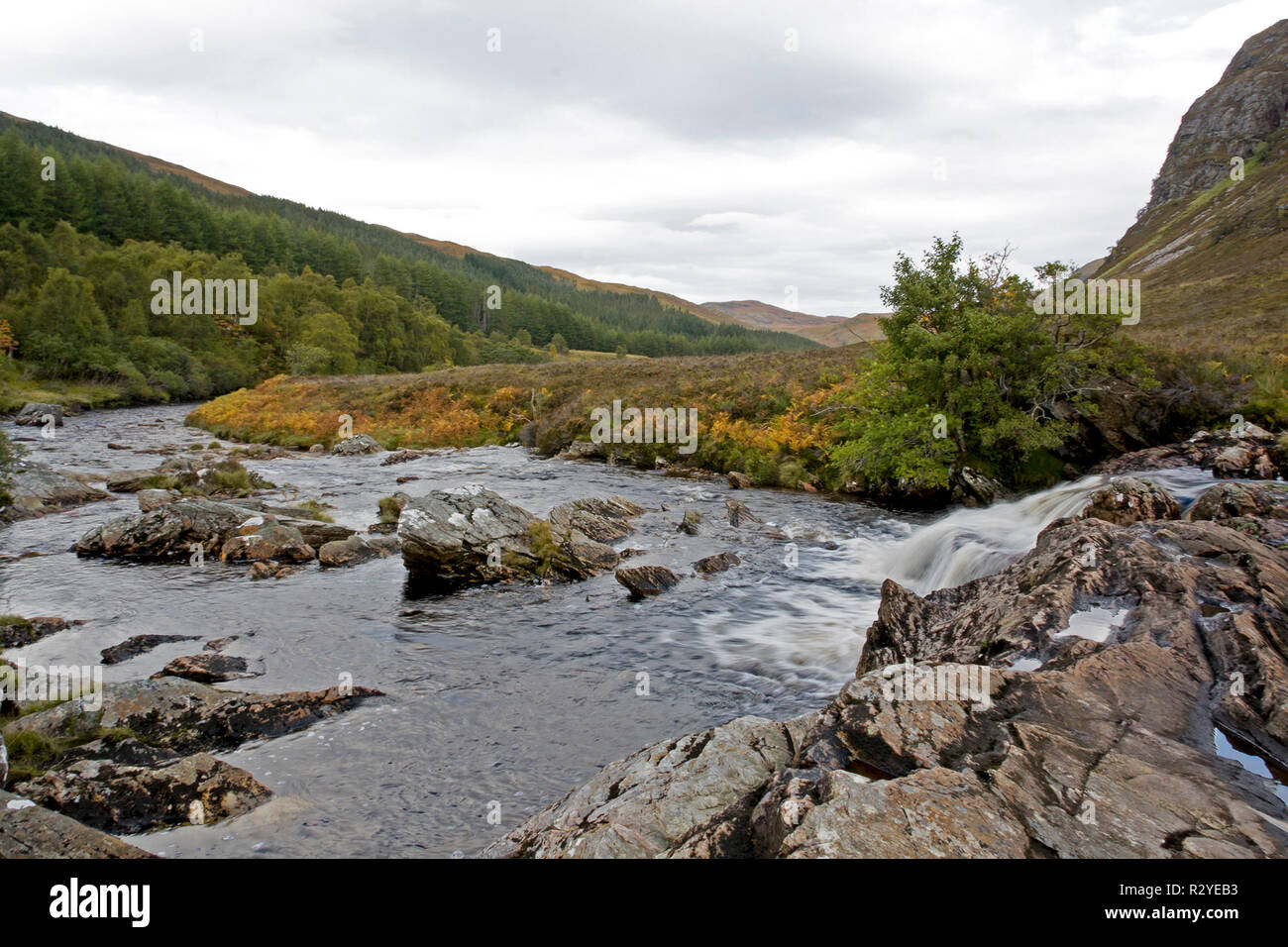 kleiner Fluss im schottischen Hochland Stockfoto