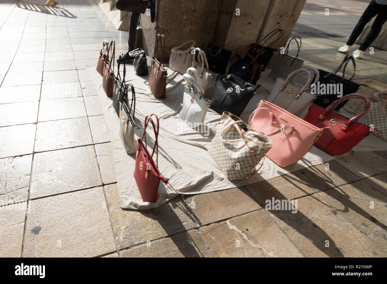 Palma de Mallorca, gefälschte Taschen Verkäufer auf der Straße  Stockfotografie - Alamy
