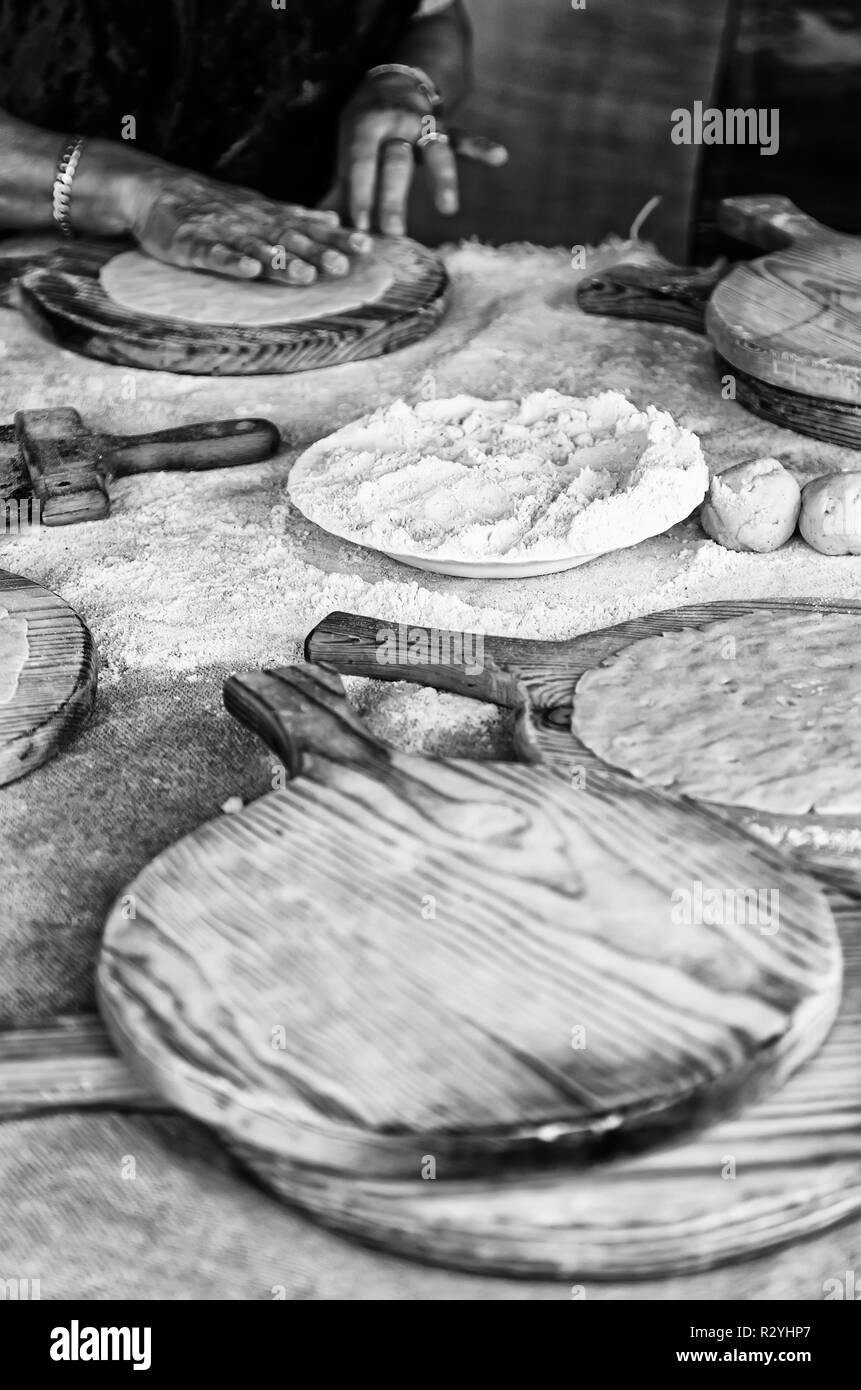 Hand kneten den Teig für Weizen Kuchen, Detail der Tradition, gesundes Essen, Mehl Stockfoto