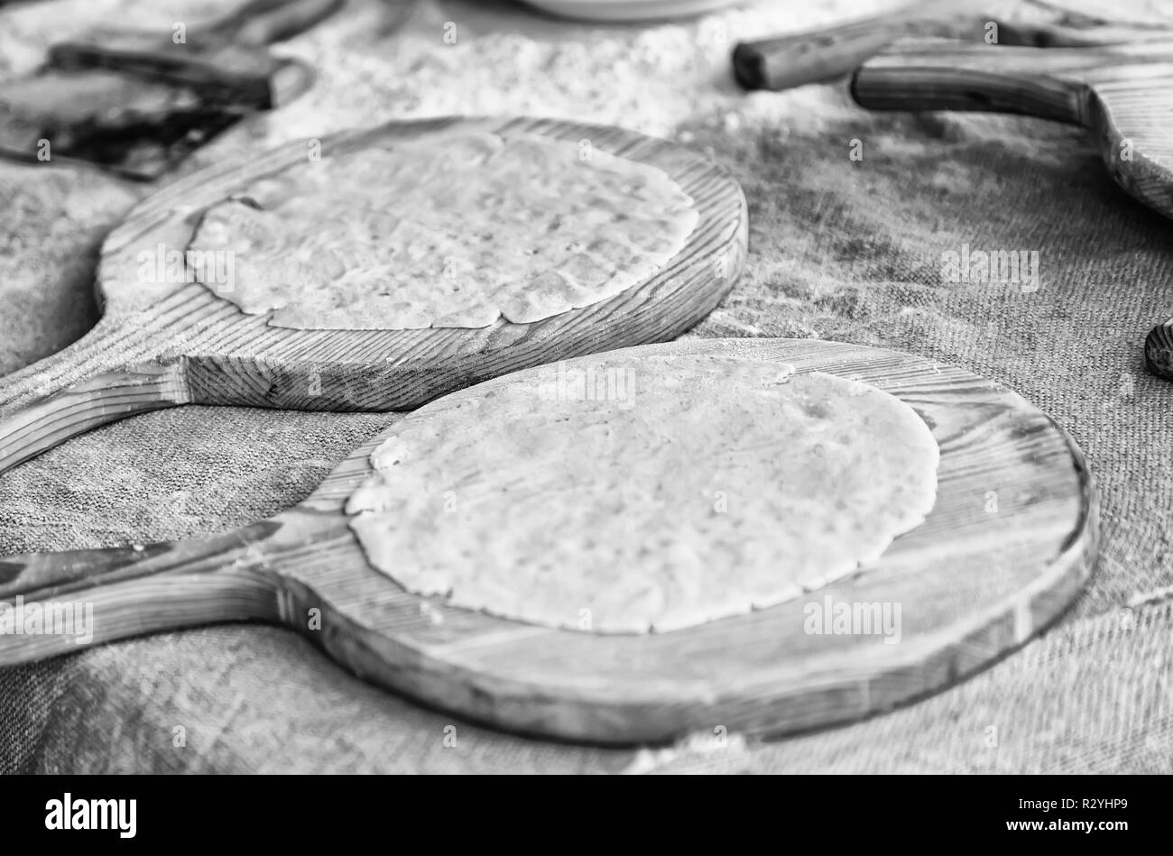 Hand kneten den Teig für Weizen Kuchen, Detail der Tradition, gesundes Essen, Mehl Stockfoto