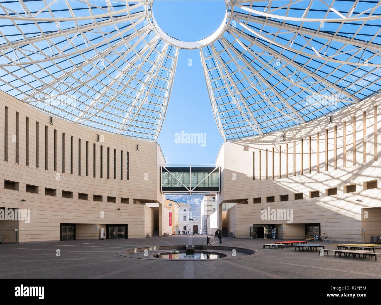 Das MART - Museo di arte moderna e Contemporanea di Trento e Rovereto, dem Museum für Moderne Kunst in Norditalien, von Mario Botta; überdachte Plaza Stockfoto