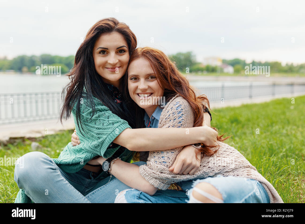 Close up lifestyle Portrait von zwei hübsche Freundinnen lächelnd umarmt und Spaß haben. Schwestern lieben. Stockfoto