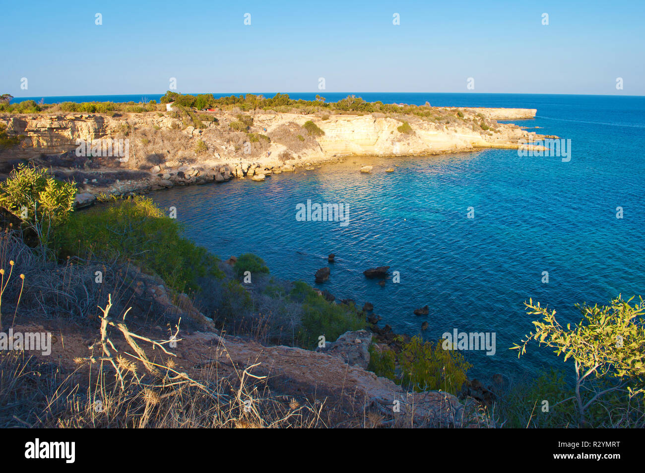 Bild der Blick auf die Klippen und Konnos Bay in der Nähe von Strand in der Nähe von Agia Napa, Zypern. Tief blauen Wasser und felsigen Hügeln. Wolkenlosen Tag im Herbst Stockfoto