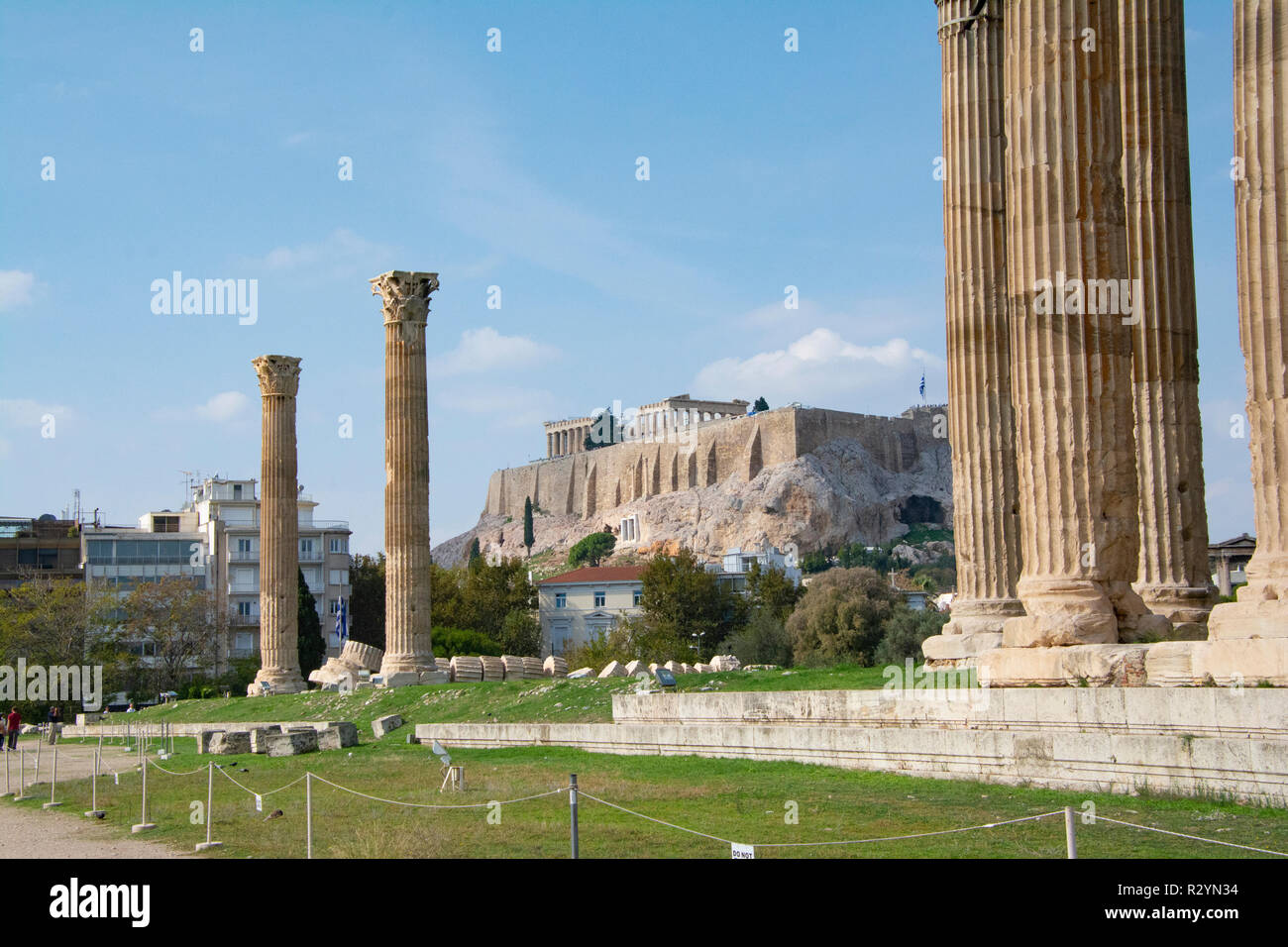 Die Überreste der Tempel des Zeus, mit der Akropolis im Hintergrund.. Stockfoto