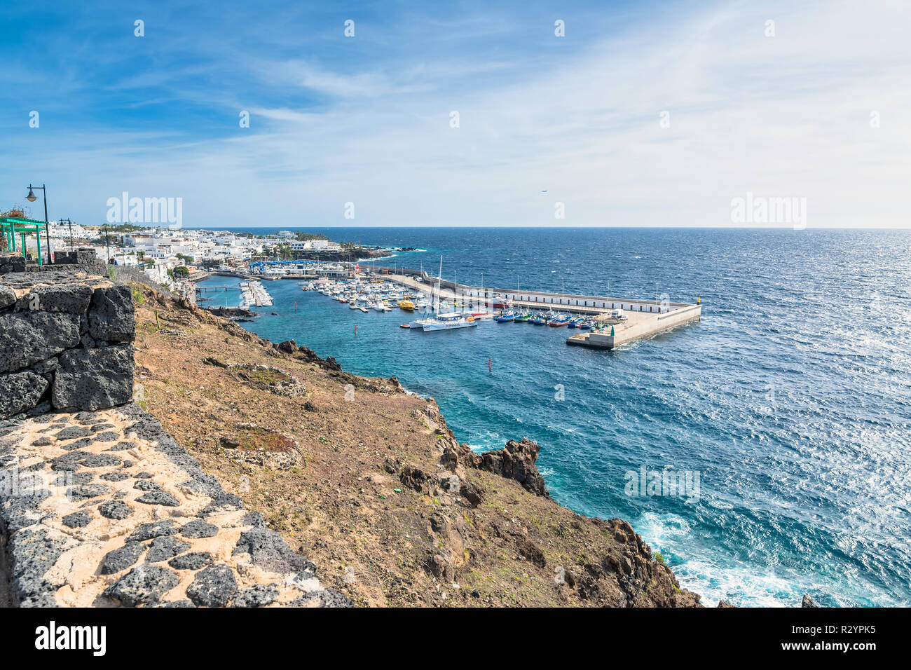 Puerto del Carmen, Spanien - 30. Dezember 2016: Tag Blick auf Altstadt und Hafen Promenade mit Touristen in Puerto del Carmen, Spanien. Puerto del Carmen ist Stockfoto