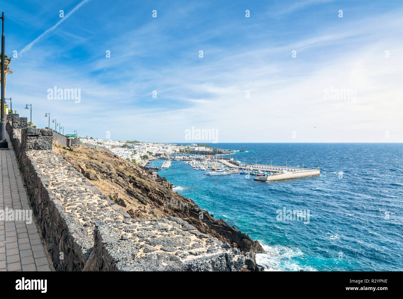 Puerto del Carmen, Spanien - 30. Dezember 2016: Tag Blick auf Altstadt und Hafen Promenade mit Touristen in Puerto del Carmen, Spanien. Puerto del Carmen ist Stockfoto