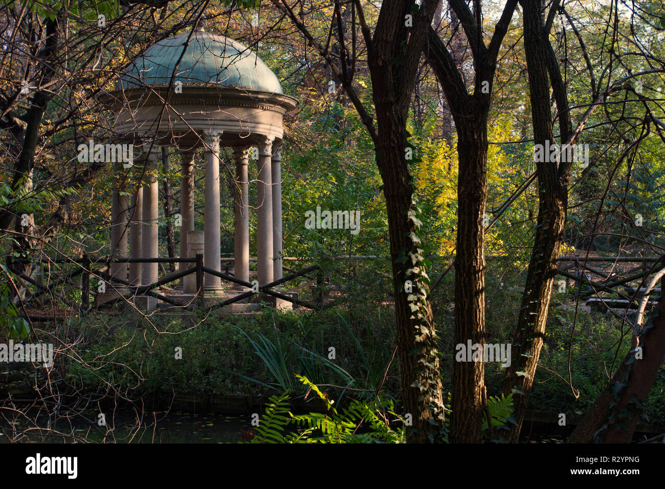 Der kleine Tempel in den Gärten der königlichen Villa von Mailand (Villa Belgiojoso Bonaparte, auch bekannt als Villa Reale oder Villa Comunale) - 1790/1796 Stockfoto