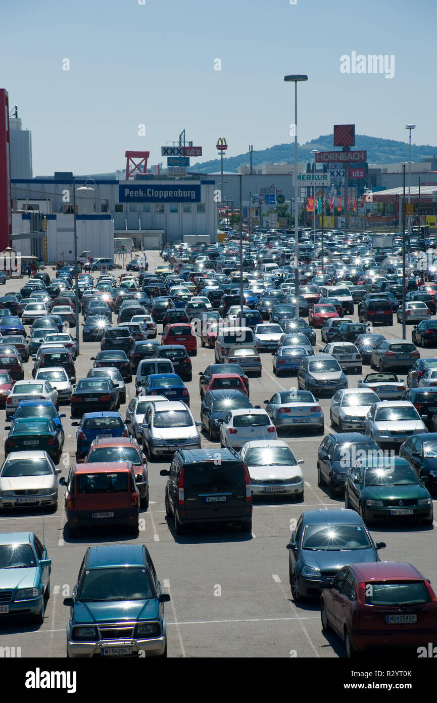 Einkaufsverkehr im Süden von Wien, Shopping City Süd Stockfoto