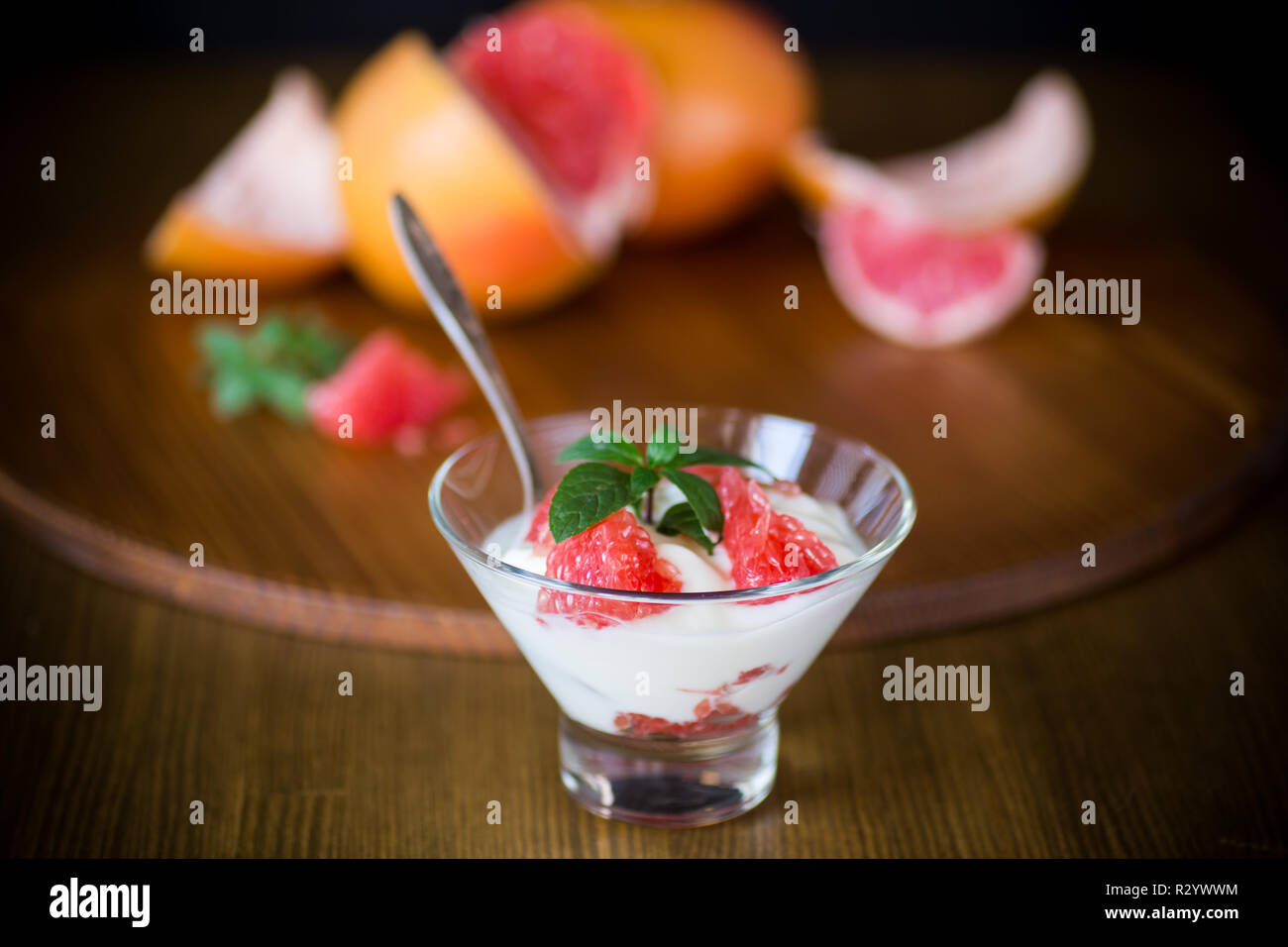 Süße hausgemachte organischen Joghurt mit Scheiben Rote Grapefruit in einer Glasschale Stockfoto