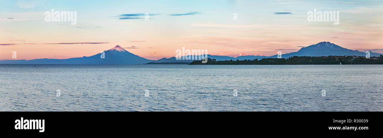 Panoramablick auf den Vulkan Osorno und Cabulco bei Sonnenuntergang - Puerto Varas, Chile Stockfoto