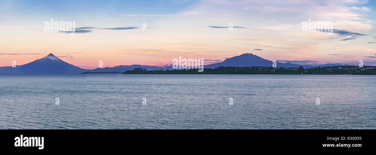 Panoramablick auf den Vulkan Osorno und Cabulco bei Sonnenuntergang - Puerto Varas, Chile Stockfoto