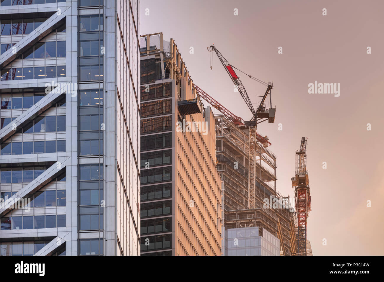 Turmkrane auf 22 Bishopsgate während der Bauarbeiten in der Londoner City Stockfoto