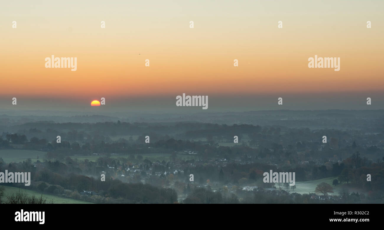 Blick über Sussex vom Surrey Hills bei Sonnenaufgang Stockfoto