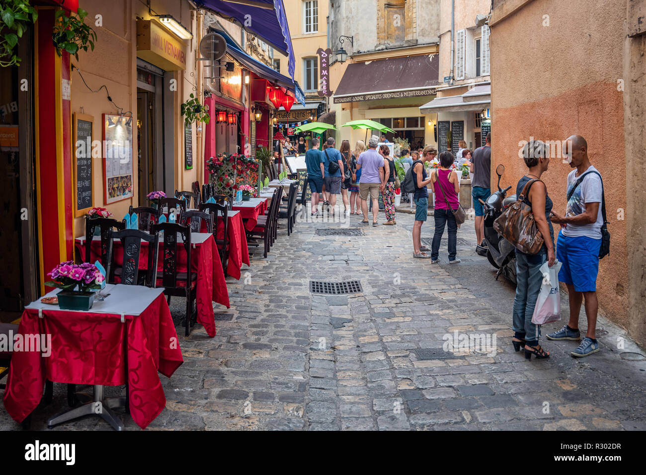 Eine Straße erschossen, die außerhalb einer Gaststätte in Aix-en-Provence mit ein Paar im Gespräch vertieft, Frankreich Stockfoto