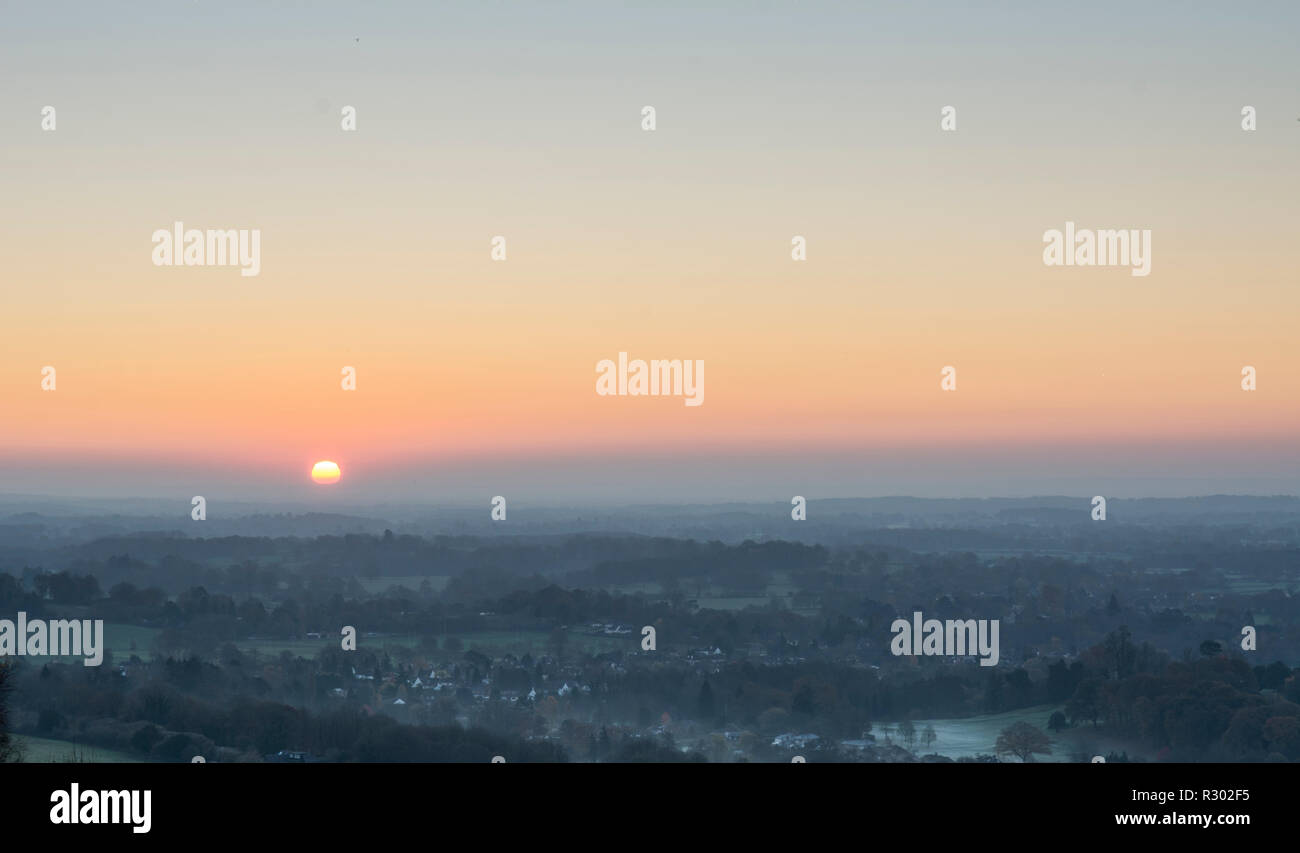 Blick über Sussex vom Surrey Hills bei Sonnenaufgang Stockfoto