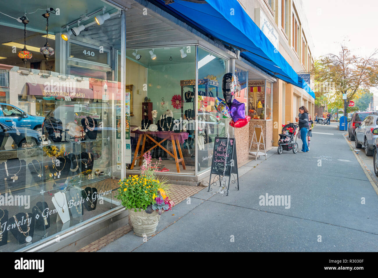 Ein Store und Fußgänger in der Innenstadt von Idaho Falls, Idaho USA an einem sonnigen Tag Stockfoto