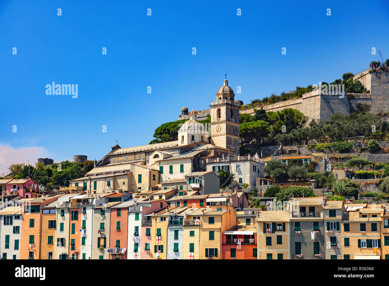 Portovenere, Cinque Terre, Ligurien, Italien - 09 August 2018 - Panorama der bunten malerischen Hafen von Porto Venere mit Kirche San Lorenzo, Doria C Stockfoto