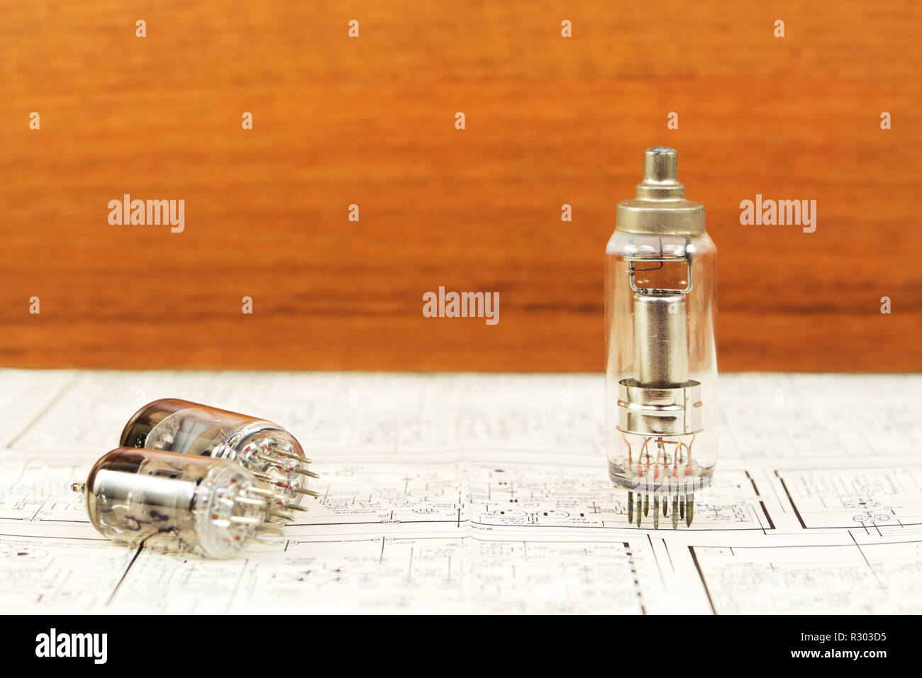 Elektronische Vakuumröhren auf dem hölzernen Hintergrund Stockfoto