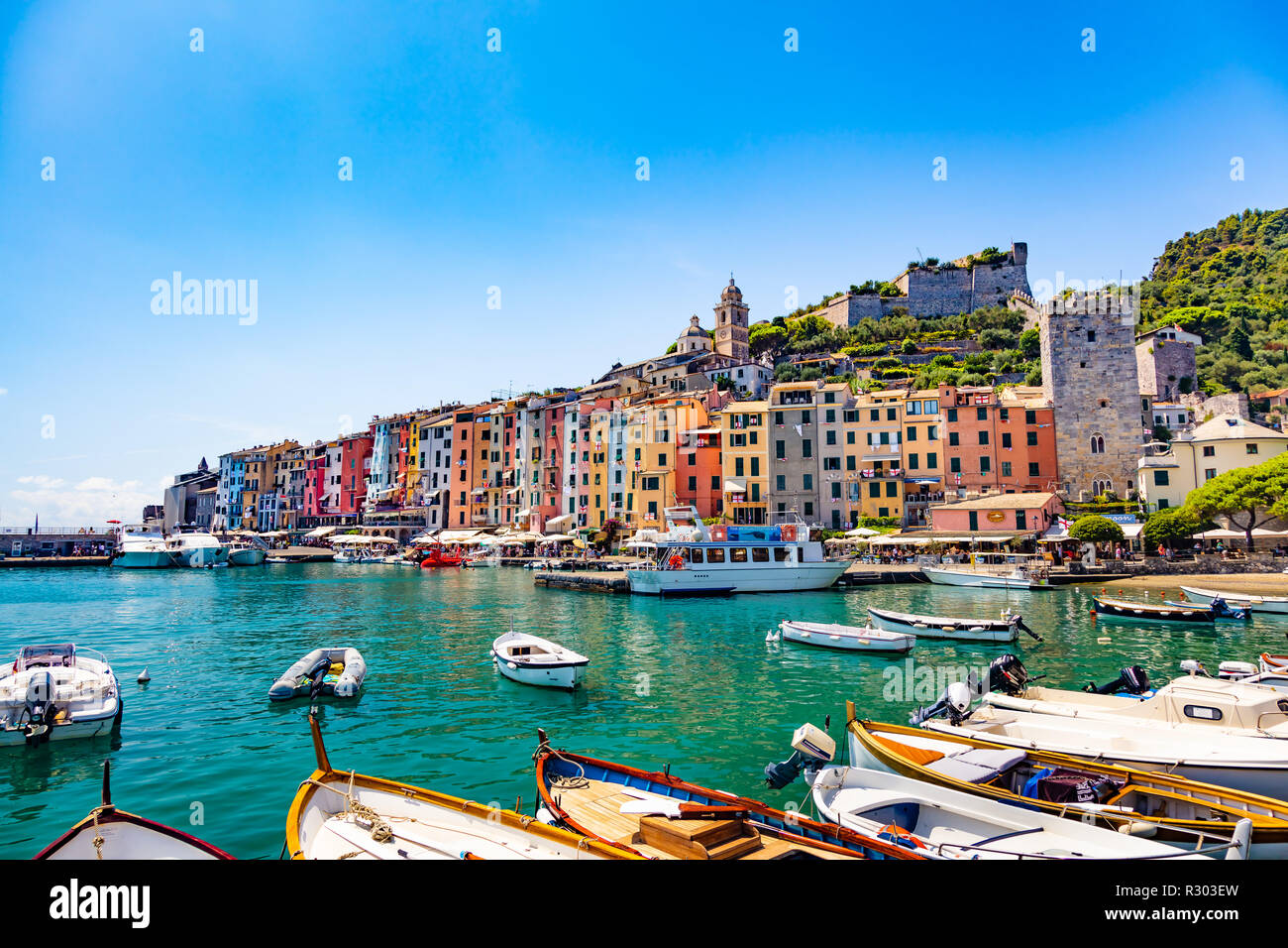 Portovenere, Cinque Terre, Ligurien, Italien - 09 August 2018 - Panorama der bunten malerischen Hafen von Porto Venere mit Kirche San Lorenzo, Doria C Stockfoto