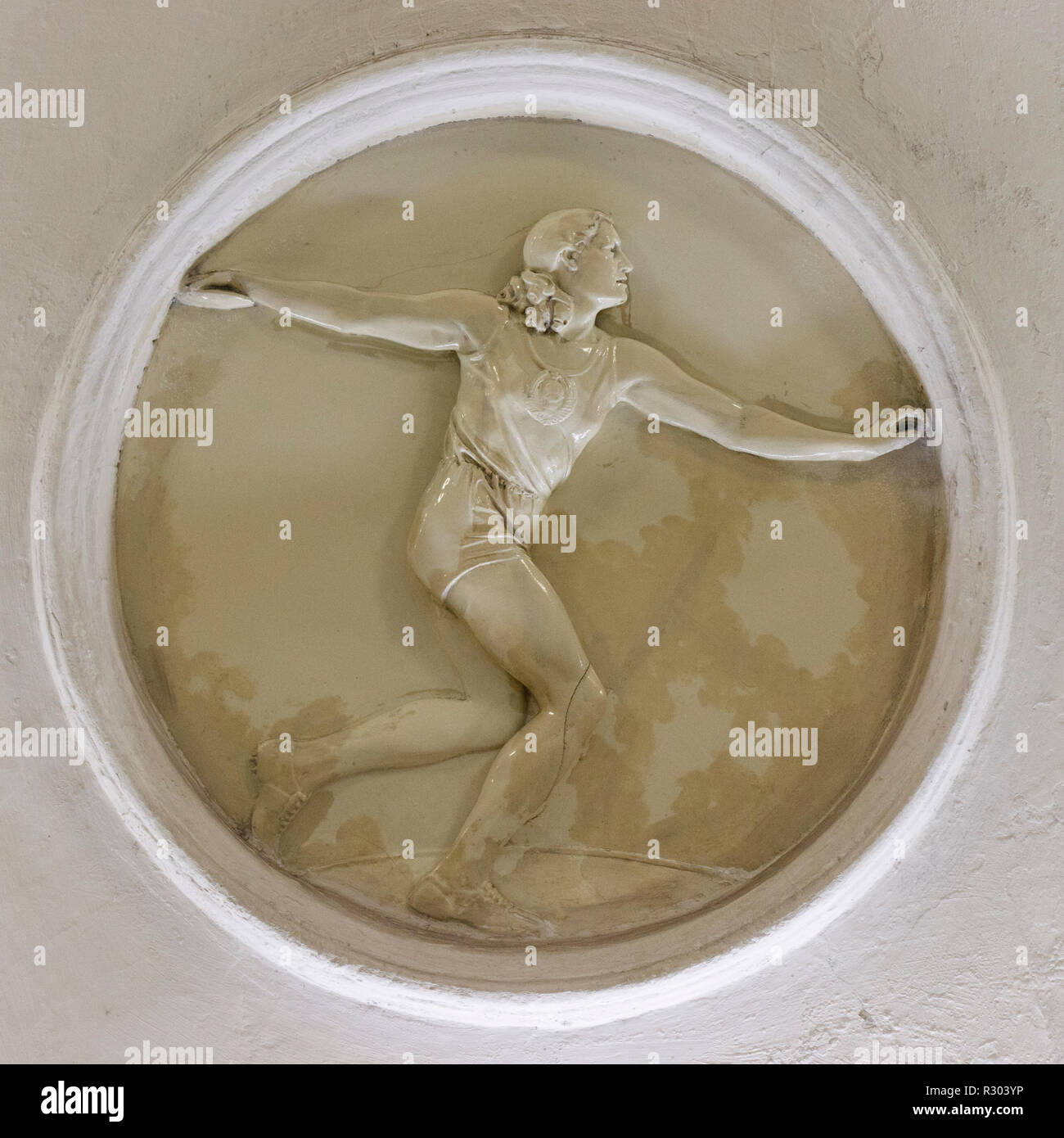 Gips roundel Darstellung Athletik in der Moskauer U-Bahnstation von Dinamo, Russland. Sagte Glück zu ähnlich wie Sport Menschen, die Sie besuchen, zu bringen. Stockfoto