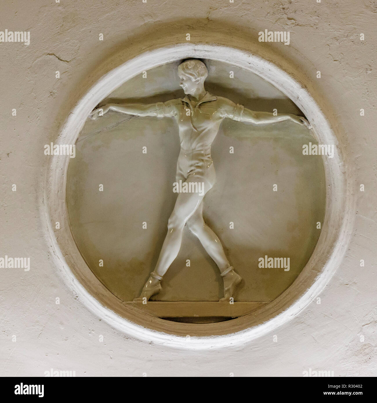 Gips roundel, Gymnastik in der Moskauer U-Bahnstation von Dinamo, Russland. Sagte Glück zu ähnlich wie Sport Menschen, die Sie besuchen, zu bringen. Stockfoto