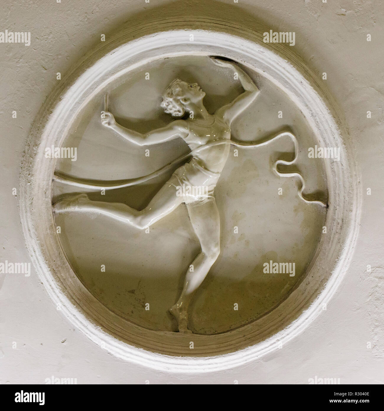 Gips roundel, Gymnastik in der Moskauer U-Bahnstation von Dinamo, Russland. Sagte Glück zu ähnlich wie Sport Menschen, die Sie besuchen, zu bringen. Stockfoto