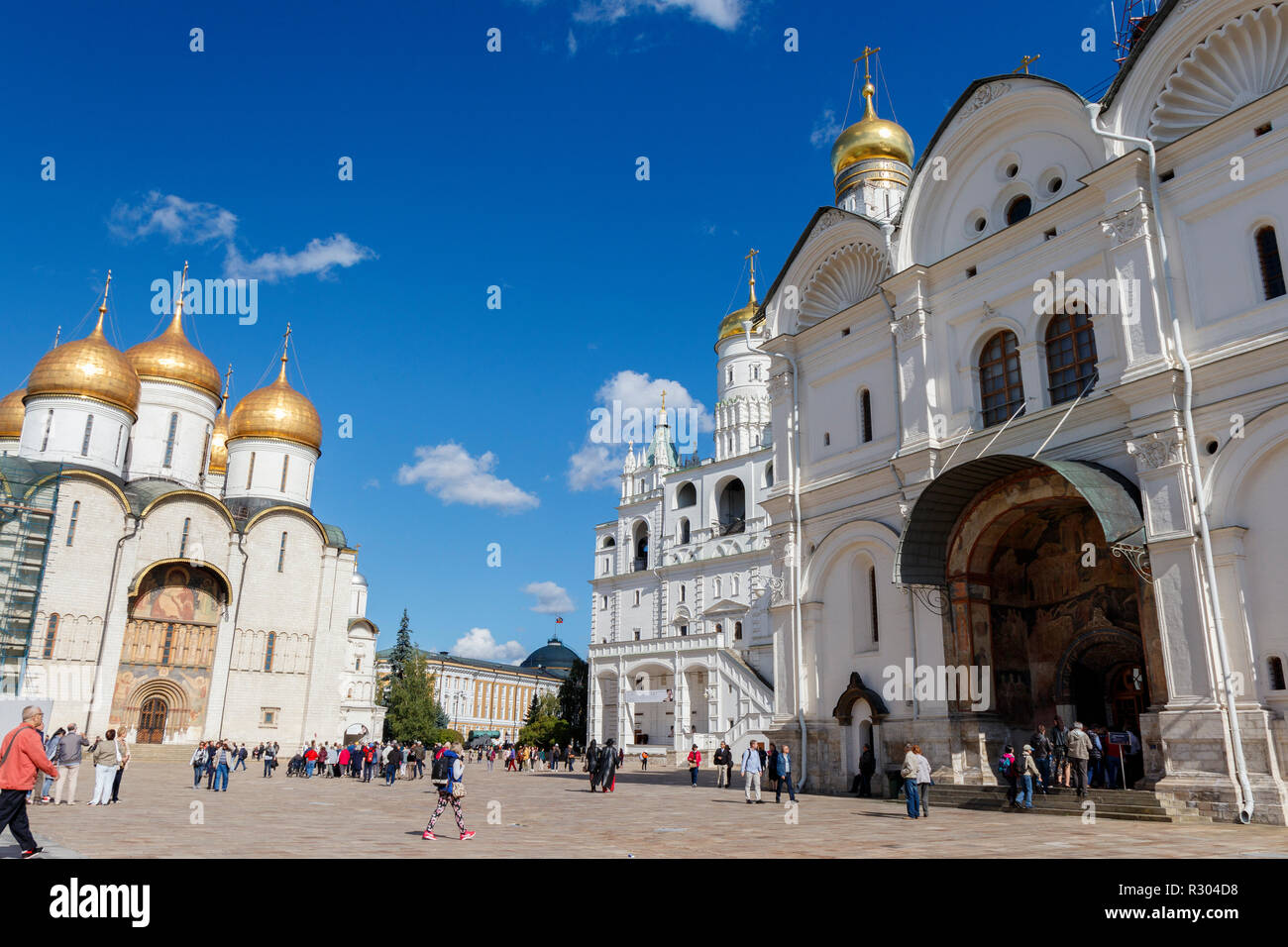 Cathedral Square im Kreml, Moskau, Russland. Annahme der Kathedrale auf der linken Seite, Glockenturm "Iwan der Große center, Erzengel Kathedrale des Rechts. Stockfoto