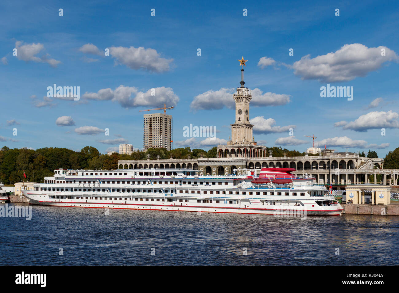 Flusskreuzfahrtschiffe auf der North River Terminal festmacher Docks auf dem Moskauer Canal, Moskau, Russland. Stockfoto