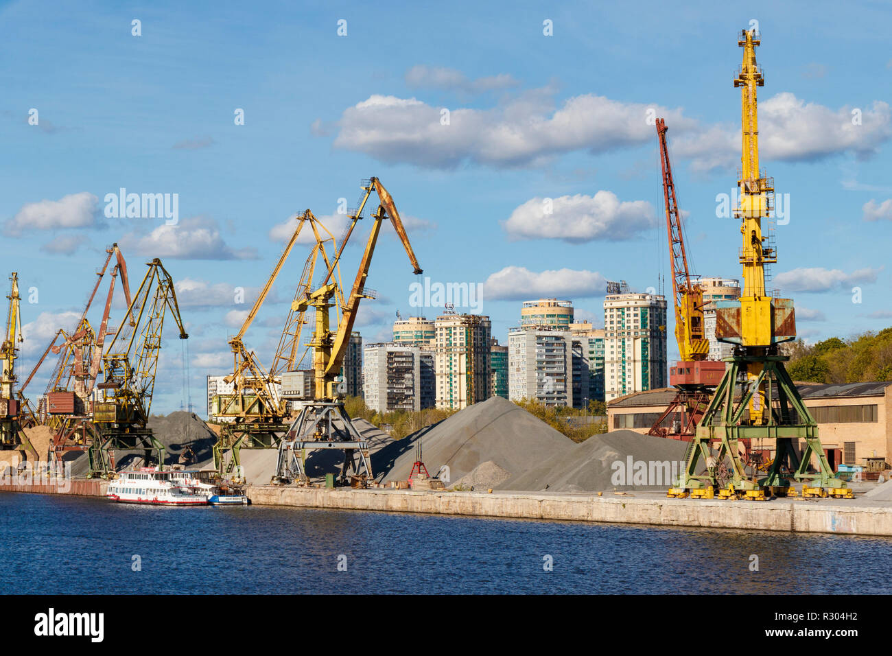 Riverside Docking-bereich für Industrie- und Rohstoff be- und entladen. Sortierte Krane, Maschinen und Lager. Moskau, Russland. Stockfoto
