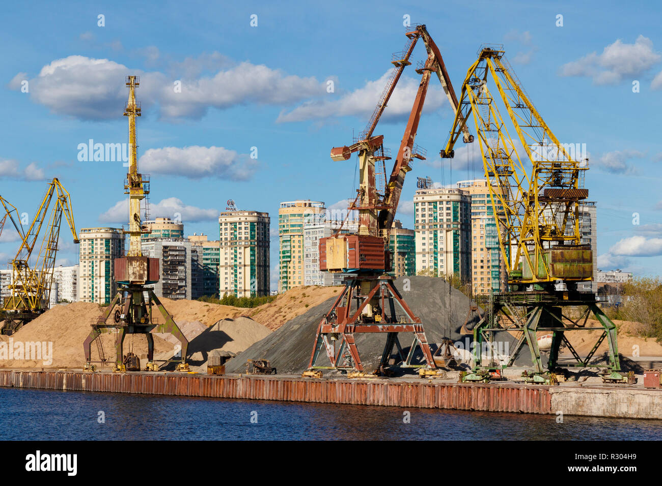 Riverside Docking-bereich für Industrie- und Rohstoff be- und entladen. Sortierte Krane, Maschinen und Lager. Moskau, Russland. Stockfoto