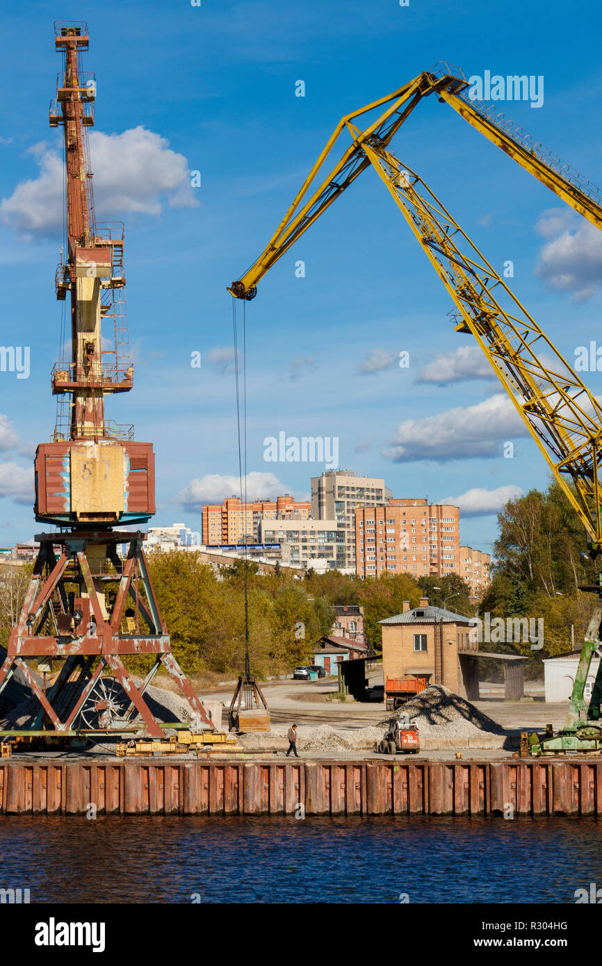 Riverside Docking-bereich für Industrie- und Rohstoff be- und entladen. Sortierte Krane, Maschinen und Lager. Moskau, Russland. Stockfoto