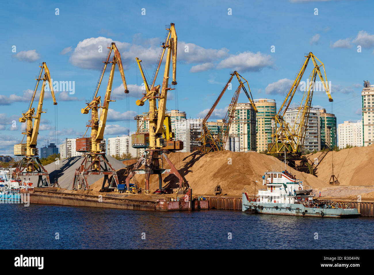 Riverside Docking-bereich für Industrie- und Rohstoff be- und entladen. Sortierte Krane, Maschinen und Lager. Moskau, Russland. Stockfoto